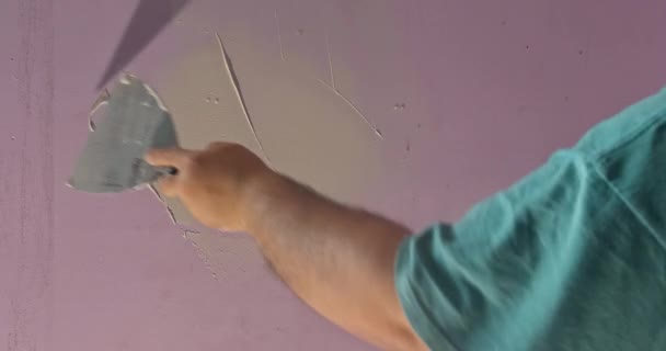 Ręka robotnika tynkowanie szpachelki wykończeniowej na ścianie do pomieszczenia — Wideo stockowe