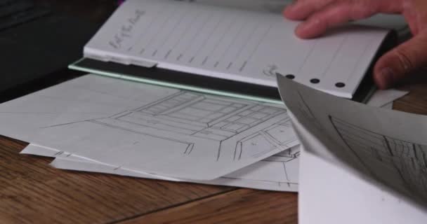 Ремонт дома с архитектором работает с различными типами кухонных планов — стоковое видео