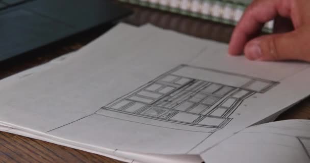 Engenheiro trabalhando em um novo plano de desenho de interiores de cozinha em apartamento moderno acabado — Vídeo de Stock