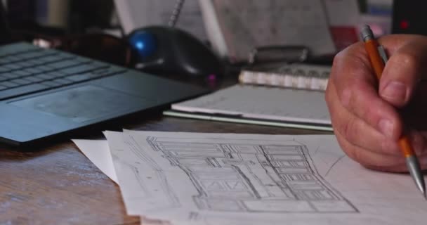 Mand, der arbejder på et nyt køkken interiør tegning plan i færdige moderne lejlighed – Stock-video
