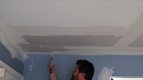 家の古い天井を終了するためのツールのプラスチングを使用してハンディマン — ストック動画