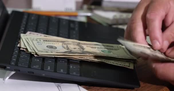 Contador de manos de hombre contando billetes en dólares con tarjeta de crédito para realizar transacciones de pago — Vídeos de Stock