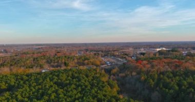 Güney Carolina 'daki renkli sonbahar parkının yakınındaki küçük sessiz Amerikan kasabasının panoramik manzarası.