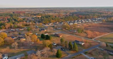 Sonbahar manzarası. Küçük bir kasabadaki yapraklar. Kaynayan ilkbahar.