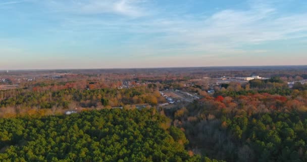 Panoramatický pohled na malé klidné americké městečko Vroucí jaro v blízkosti barevného podzimního parku v Jižní Karolíně US — Stock video
