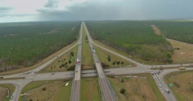 Otoyol I-10 otoyolu gündüz vakti kavşak kavşağı üstgeçidi ve Diamondhead Mississippi yakınlarında bulutlu mavi gökyüzü.