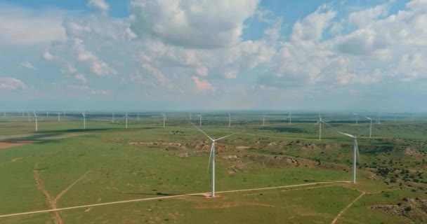 Vindkraft eko-energi turbiner i Texas landskap med kullar — Stockvideo