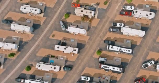 Luftaufnahme von Wohnmobil camping park Resort mit Reise-Clubhaus — Stockvideo