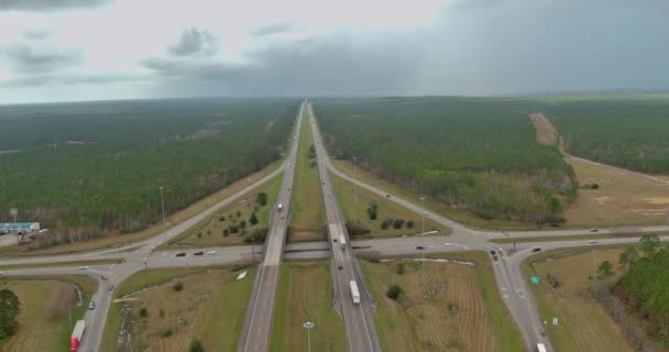 I-10 eyaletler arası otoyol kavşağının yol üstü görüntüsü Diamondhead Mississippi yakınlarında. — Stok video
