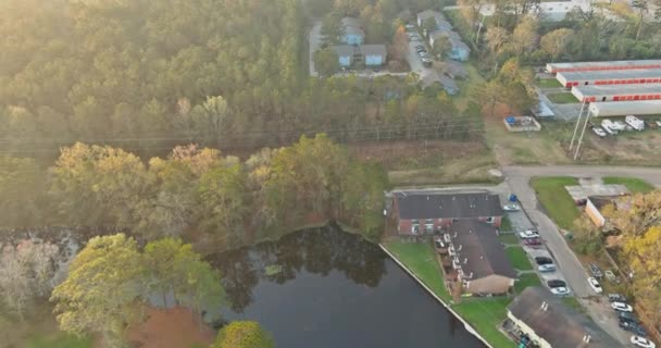 USA Denham Springs Louisiana 'da sonbahar gündoğumu sabahı küçük bir manzara göleti yakınında. — Stok video