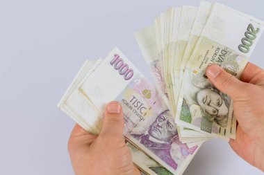 Çek Koruna para birimi banknotları bir adamın elinde