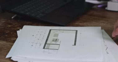 Mühendisler mutfak planlarının planlarını ölçmek için planlama yapıyorlar.