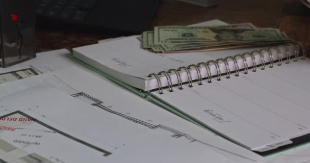 Крупним планом руки бізнесмен банкір підрахунок грошей банкноти доларів — стокове відео