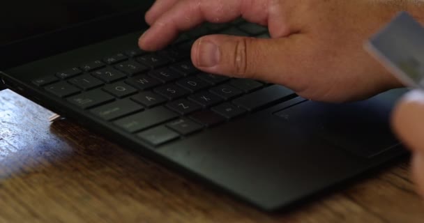 Werken op laptop op zwarte vrijdag van online betaling hand met een creditcard — Stockvideo