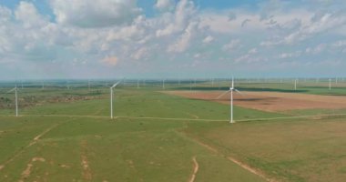 Texas rüzgar türbini çiftliklerine giden yol.