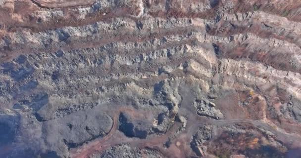 Esta área de cantera minera a cielo abierto con maquinaria en el trabajo — Vídeos de Stock