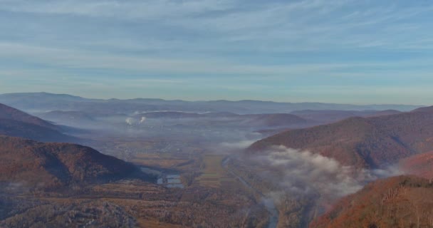 Ochtend uitzicht op mistig over de herfst bos bergen — Stockvideo