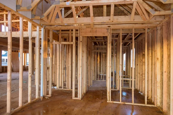 Yeni evin çerçeve kirişi inşaat halinde.
