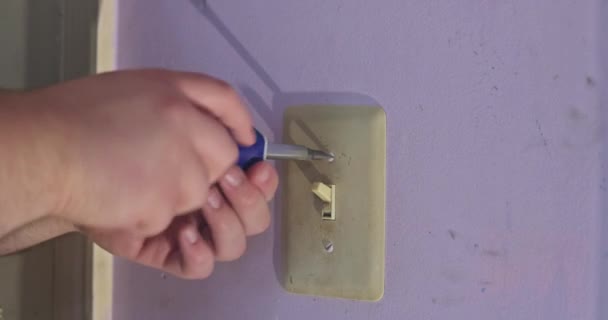 Quitar la tapa del interruptor de pared para enmascarar la salida en preparación para la pintura — Vídeos de Stock