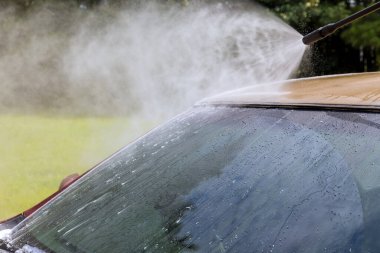 Araba ön tarafındaki detaylar oto yıkamada jet suyla yıkanmış.