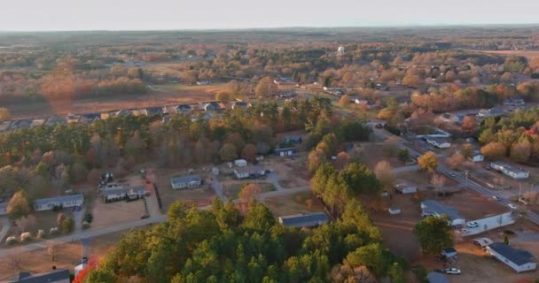 Панорамный вид на маленький американский городок Кипящая Весна, осенний природный ландшафт Южной Каролины США — стоковое видео