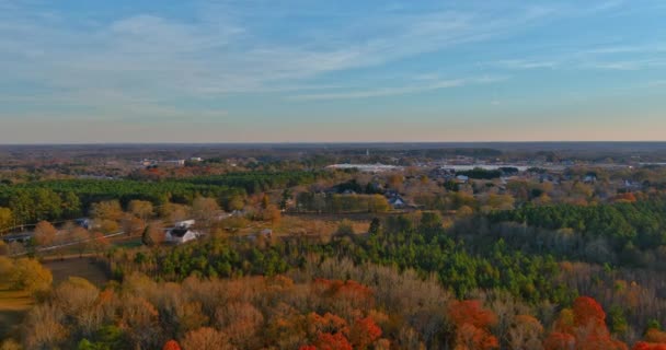 空中五彩缤纷的秋天美景沸腾的春天小城在美国 — 图库视频影像