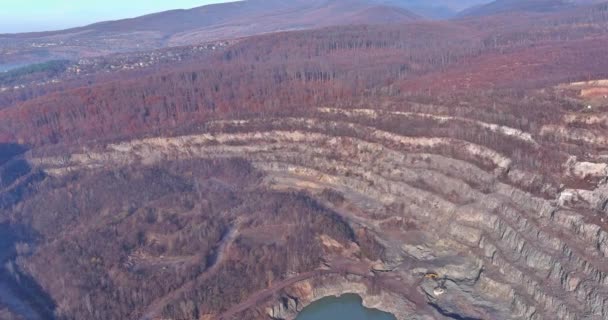 Großer Steinbruch für den Bergbau mit Fertigprodukt-Schotter im Vordergrund, Ansicht von oben, Panorama — Stockvideo