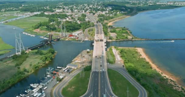 Flygdrönare panoramautsikt över viken docka hamn ett gemensamt fiskeområde i Old Bridge stad — Stockvideo