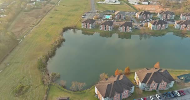 Sonbahar sezonu yerleşim yeri, Denham Springs Louisiana 'daki küçük Amerikan kasabasının gölet kenarındaki apartman dairesi. — Stok video