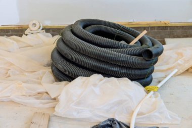 Şehrin kanalizasyon sisteminin yeniden inşası için inşaat sahasında sıra sıra dizilmiş plastik PVC borular