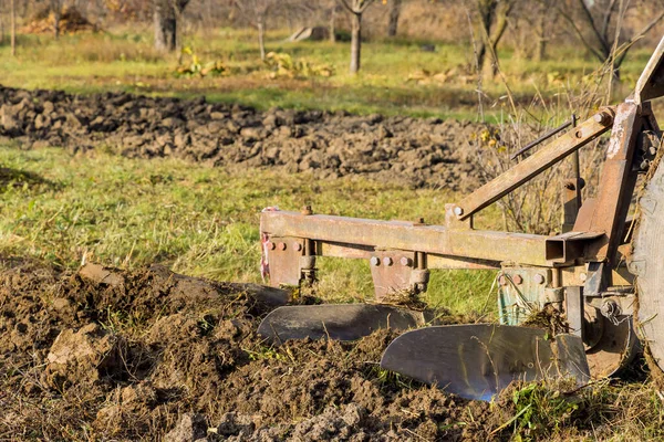 Säsongsarbetare Traktor Plöjningsfält Med Markodling — Stockfoto