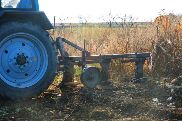 Czas Sezonowy Dla Rolnictwa Ciągnikiem Polu Uprawnym Przygotowującym Grunty Orne — Zdjęcie stockowe
