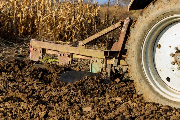 Traktor Maskin För Att Odla Mark Förberedelse För Plantering Gröda — Stockfoto