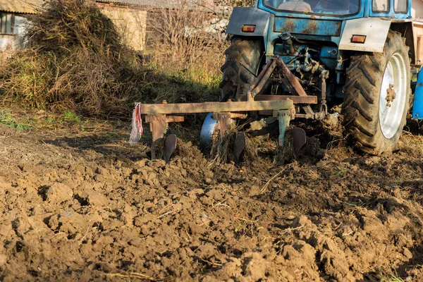 Bir traktördeki çiftçinin tarım teknolojisi ekipmanı küçük bir tarımsal aile şirketinde tarımsal tarım alanında çalışıyor.