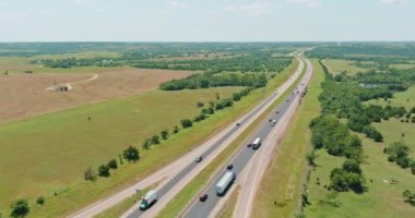 Otoyolun güneşli ve panoramik manzaralı gününde küçük Clinton kasabası yakınlarında, Oklahoma USA