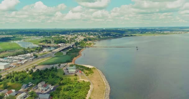 Luftutsikt över kustområdet nära Old Bridge Stad — Stockvideo