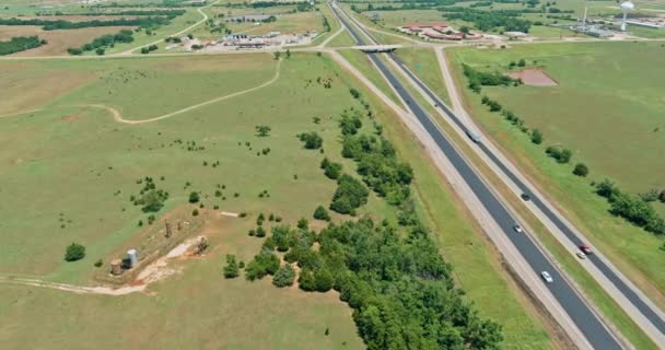 Vue aérienne du sommet de la jonction de transport de la route 66 près de Clinton petite ville dans l'Oklahoma USA — Video