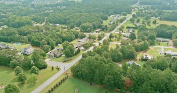 Vista aérea de uma pequena cidade no campo paisagem sazonal cênica de cima em Boiling Spring South Carolina — Vídeo de Stock