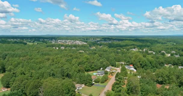 American countryside view of summer seasonal landscape on the small town in Boiling Spring South Carolina US — Vídeo de Stock