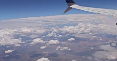 Uçak seyahati manzara kanadı üzerinde uçarken uçak penceresinden bakar.