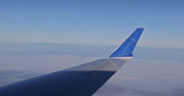 Ala de en avión volando por encima de las nubes en altitud durante el vuelo. — Vídeos de Stock