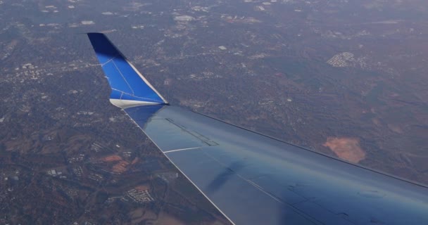 Avión vista panorámica sobre cielo con a tierra de campos con cultivos plantados — Vídeo de stock