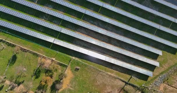 Yenilenebilir güneş enerjisi kullanan fotovoltaik hava görüntüsü — Stok video