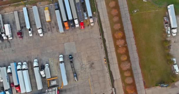 州間高速道路の近くにトラック停留所がある交通駅の空中ビュー — ストック動画