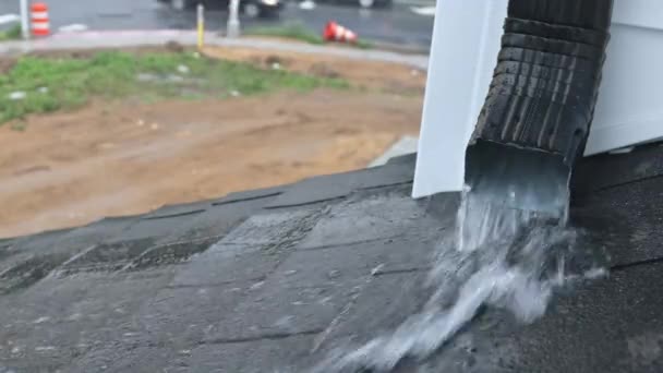 Canalón de trabajo en un goteo de agua de lluvia desde el techo durante la temporada de lluvias. — Vídeos de Stock