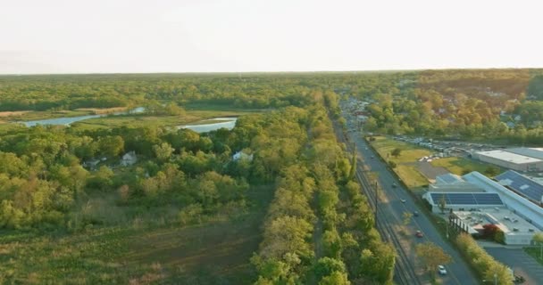 Letecký pohled na rodinné domy, rezidenční čtvrti Americké město a řízení mnoha aut v blízkosti řeky v New Jersey USA — Stock video