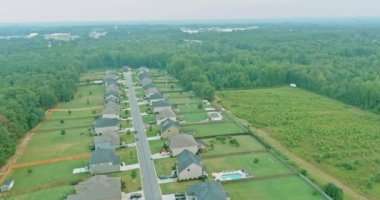 Kentsel çatıların güzel banliyöleri Kaynar Bahar Güney Carolina 'da yaz manzarası