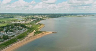 Eski Köprü kasabası yakınlarındaki sahil bölgesinin havadan görüntüsü.