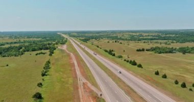 Otobanın güneşli ve panoramik manzaralı gününde Oklahoma 'da küçük Clinton kasabası yakınlarındaki kavşak yolu