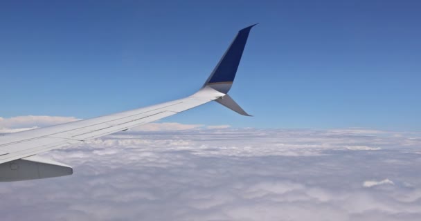从窗口俯瞰云层和天空的飞机翼 — 图库视频影像